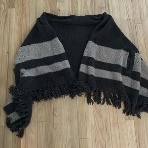 Barefoot dreams wrap - dark grey and light grey